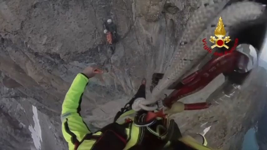Video náročného zásahu. Vrtulník zachránil horolezce uvázlé 3000 metrů vysoko